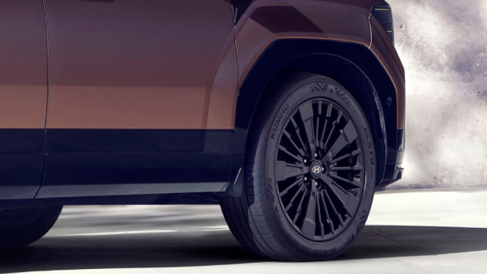 Hyundai_Santafe_ICE_2025_Exterior_Hotspot_Alloy_wheels_965x542.jpg