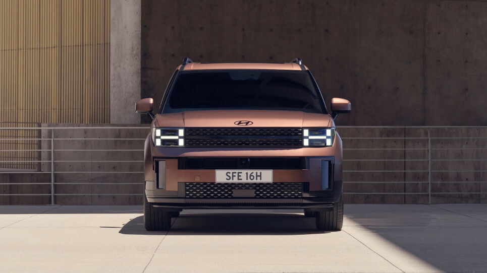 Hyundai_Santafe_ICE_2025_Exterior_Hotspot_Front_design_965x542.jpg