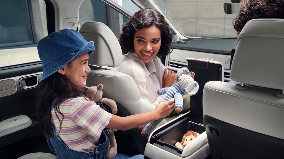 Hyundai_Santafe_ICE_2025_Interior_Hotspot_Center_Console_965x542_02.jpg