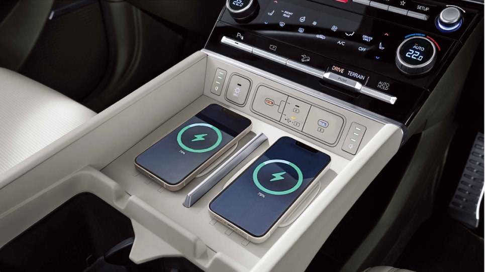 Hyundai_Santafe_ICE_2025_Interior_Hotspot_Charging_Pad_965x542_04.jpg
