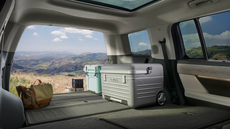 Hyundai_Santafe_ICE_2025_Interior_Hotspot_Wide_Tailgate_965x542_03.jpg