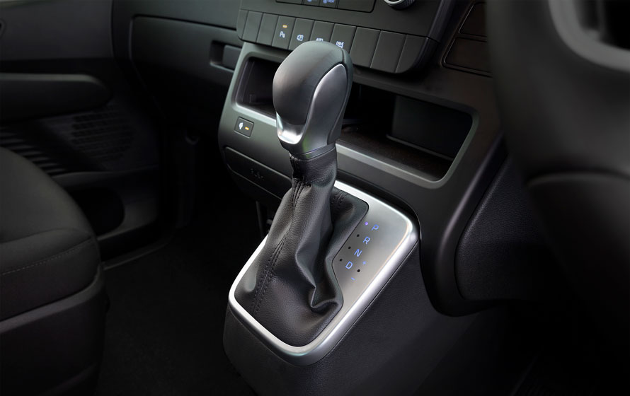 Hyundai_Staria-Load_Key-feature_Leather-gear-knob-and-steering-wheel_890x560.jpg