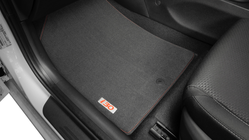 Hyundai_i30_accessories_tailored_carpet_floor_mats_red_stitch_and_red_badge_800x450.jpg